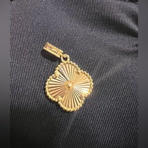 Brand new 18K pendant